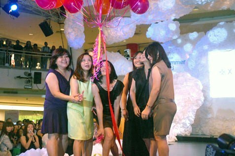 Xixili's fashion event launch with balloons