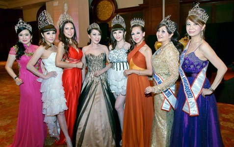 (L-R) Yohko Ng, Yvonne Kon, Irene Wong, Datin Maylene Yong, Bo Bo Lee, Madam Lim Siew Cheng, Monica and Winnie Loo