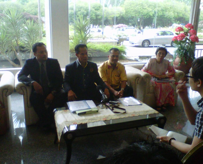 Dua dari kiri - Presiden CUEPACS Datuk Omar Osma