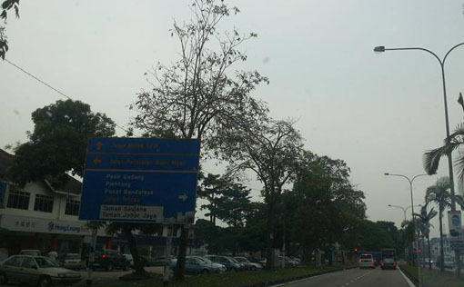 Dark cloud slowly forming above Jalan Rosmerah (04:15pm). Photo by Jez Tay