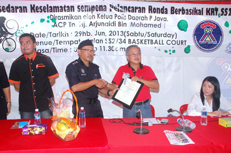 RT SS2B chairman Willie Tan receives token of appreciation from PJ OCPD ACP Arjunaidi Mohammed