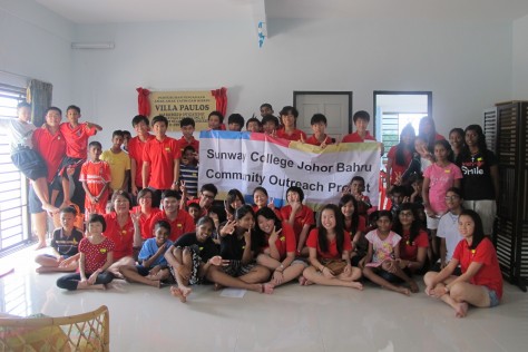 One of the three groups that visited Villa Paulos