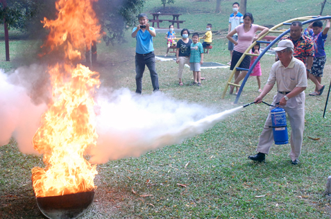 Puttimg out a fire with fire exitnguisher