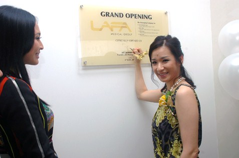 LAFA Medical Group founder and MD Jannie Yang signing the plague at the LMG launch