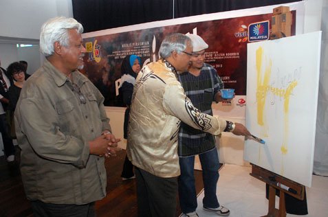 Tourism Malaysia deputy director-general (planning) Dato' Dr Hj Azizan Noordin launching Percikan Jiwa art exhibition at Pasar Seni KL