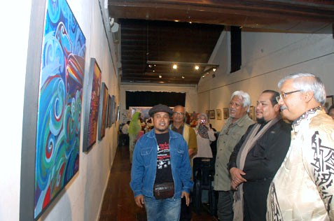 Tourism Malaysia deputy director-general (planning) Dato' Dr Hj Azizan Noordin looking at the paintings after launch of Percikan Jiwa at Central Market KL
