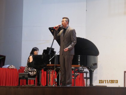 Dennis Tan of South Front Art & Music House kicked off the singing with Broken Vows