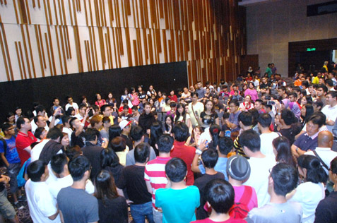 Angry K-pop fans at the ticket refund status briefing by organiser