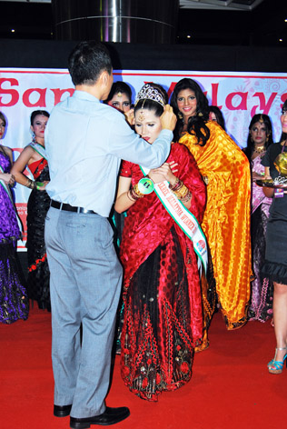 MMK president Jason Hee puts the crown on Massuhaella's head