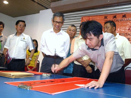 Petaling-Jaya-Utara-MP-Tony-Pua-watching-calligraphy-master-demonstrates-his-brush-writing-skill.jpg