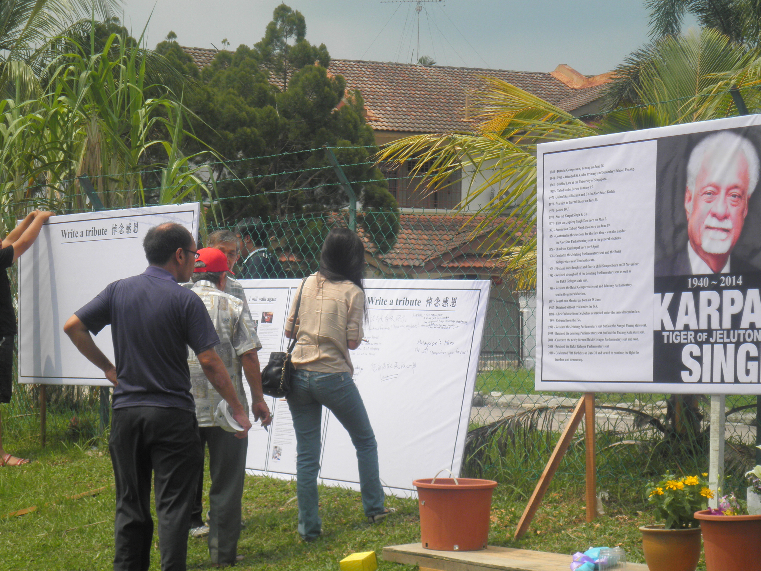 Residents paying their last respect