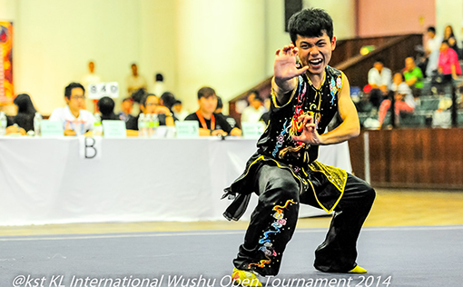 A competitor in the Nanquan category