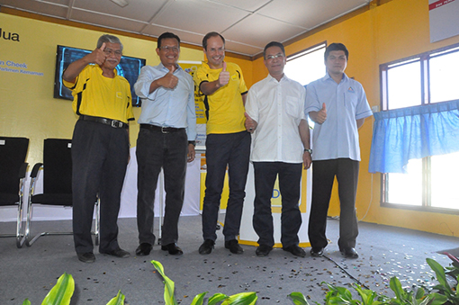 In support of providing easy access to high speed Internet services to rural communities, through DiGi's Kg IFA. (left to right) Dato’ Ab Halim Mohyiddin, Director of DiGi.com Berhad; YB Dato’ Sri Ahmad Shabery bin Cheek, Minister of Communications & Multimedia; Lars Norling, CEO of DiGi; Dato’ Hj Mustafa Khalid, District Officer for Kemaman and Nor Azhar Hasan, Head of Eastern Region, MCMC