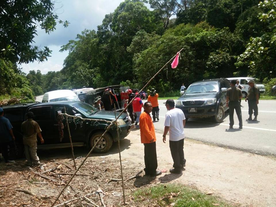 The enforcement officers who were present during the demolition  (Images courtesy of DAP MERSING Facebook Page)