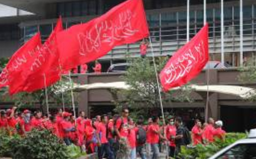 Protesters from various locations started marching from various meeting points with chants of ‘Hidup Melayu’ and singing ‘Inilah Barisan Kita’