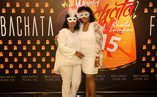Organizer Liitha Krishnan (left) with emcee Vithyaa (Photo courtesy of Gomagan)