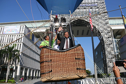 President of Perbadanan Putrajaya, Yang Berbahagia Datuk Seri Hj Hasim bin Hj Ismail, took off on a tethered balloon ride.