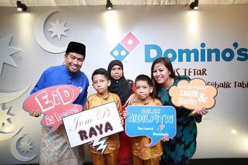 Shamsul Amree and Linda Hassan together with Salmah binti Ahmad, a single mother recognised for her dedication in taking care of her children.