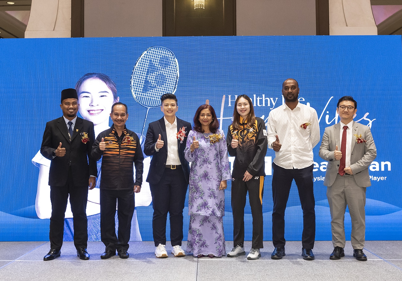 (L-R) Samsyul Hisyam Bin Abdul Manap, Assistant Director (Sports, Co-Curriculum, And Arts) - Ministry Of Education (MOE); Suhardi B. Alias, Deputy Director General Of The National Sports Council (NSC); KS Beh, Country Head Of Vita Life Sciences (Malaysia & Singapore); Dato’ Sri Suriani Binti Dato’ Ahmad, Secretary-General Of Entrepreneur And Cooperatives Development (MECD); Pearly Tan, National Badminton Player And Vitahealth Brand Ambassador; S. Murugapperumal Pillai, Deputy-Director (National Fitness Section - Sports Development Department) Of The Ministry Of Youth & Sports (KBS); Edison Choong, Deputy Director Of Malaysia External Trade Development Corporation (MATRADE)
