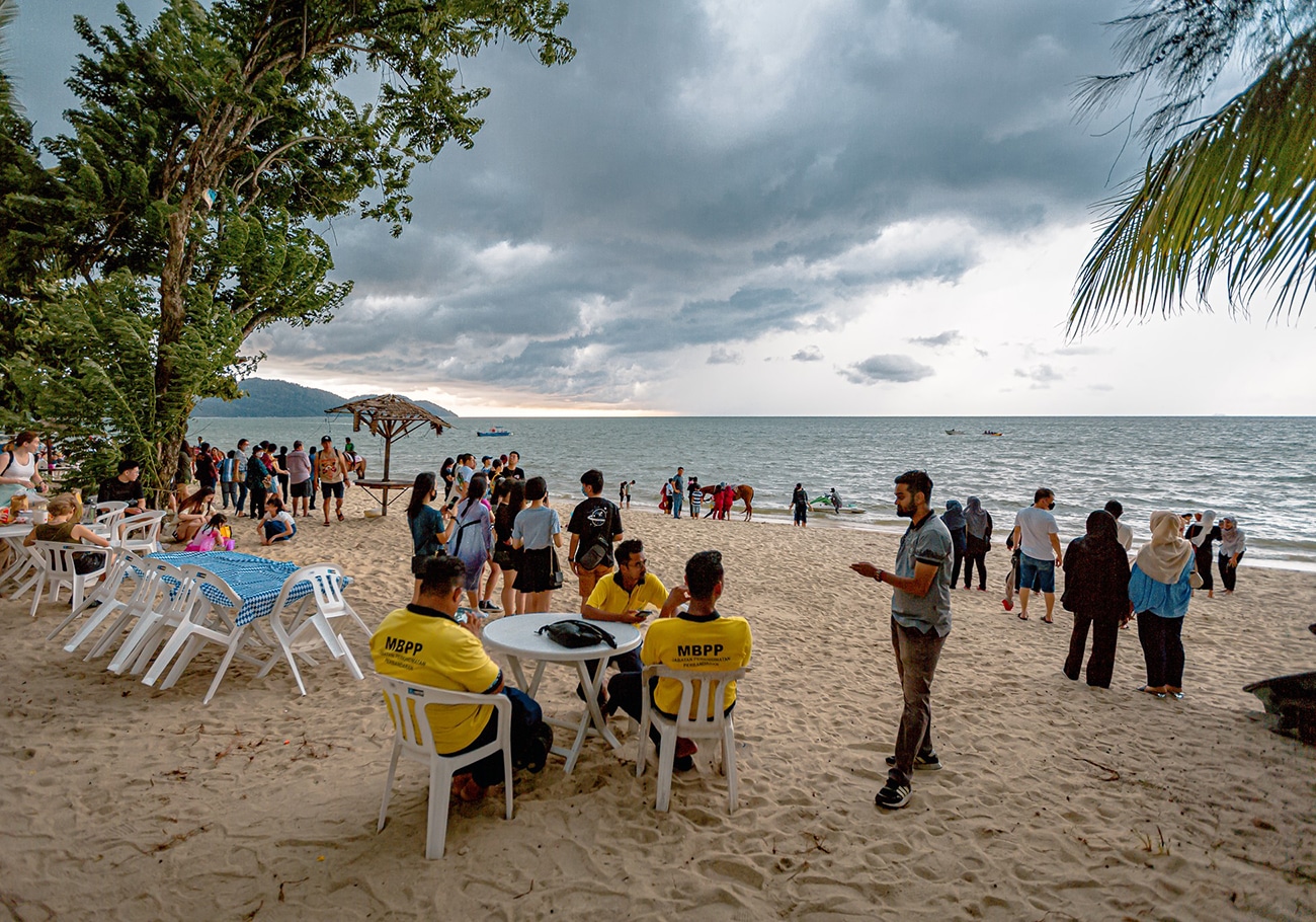 Ferringhi Walk: Shopping and dining by the beach