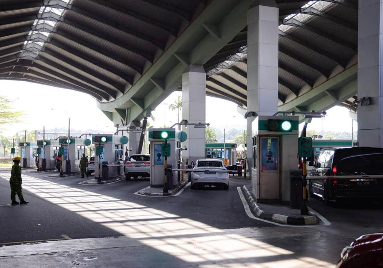 The entry lanes of the Sultan Iskandar Building (BSI) Customs, Immigration, and Quarantine Complex (CIQ) in Johor Bahru maintained efficient operations on Chinese New Year's eve