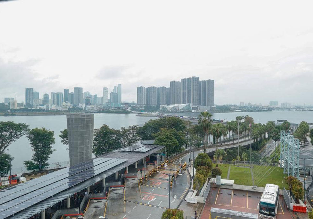 The entry lanes of the Sultan Iskandar Building (BSI) Customs, Immigration, and Quarantine Complex (CIQ) in Johor Bahru maintained efficient operations on Chinese New Year's eve