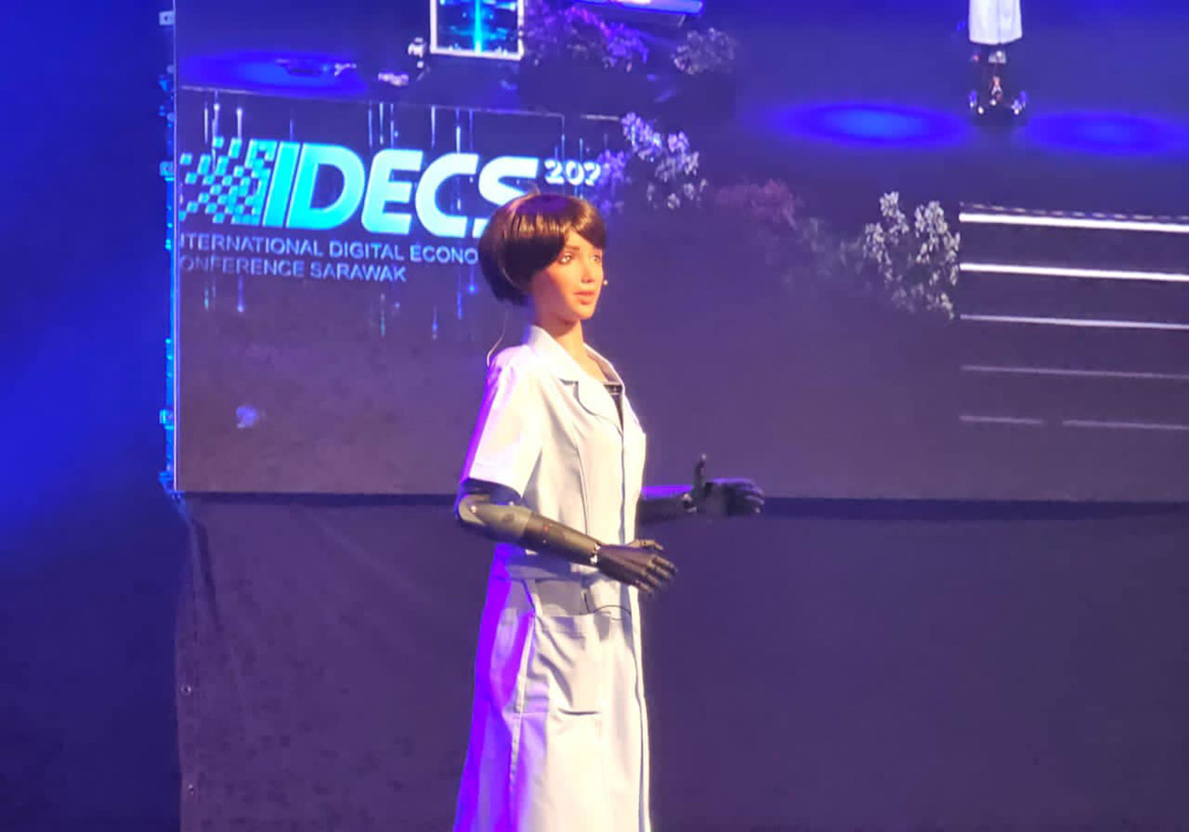 Sarawak Premier draws inspiration from "Grace the Robot"