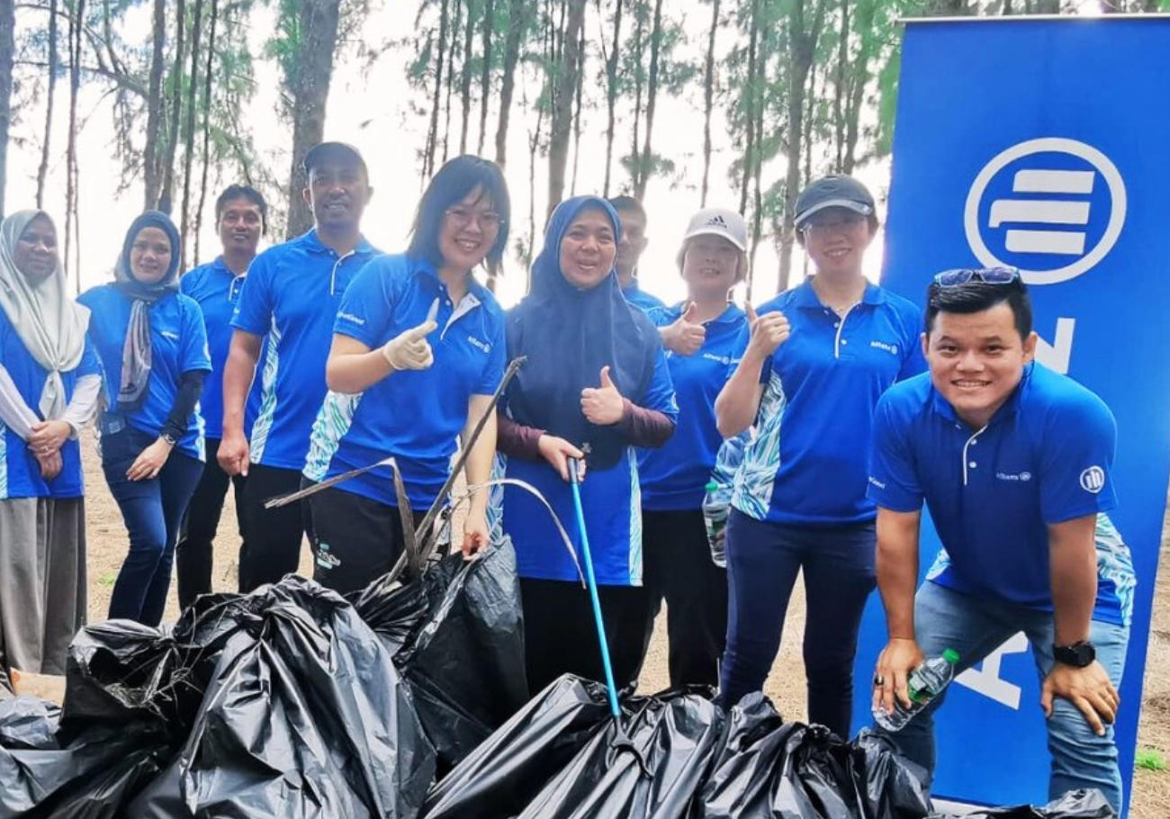 Allianz employees take action on World Cleanup Day
