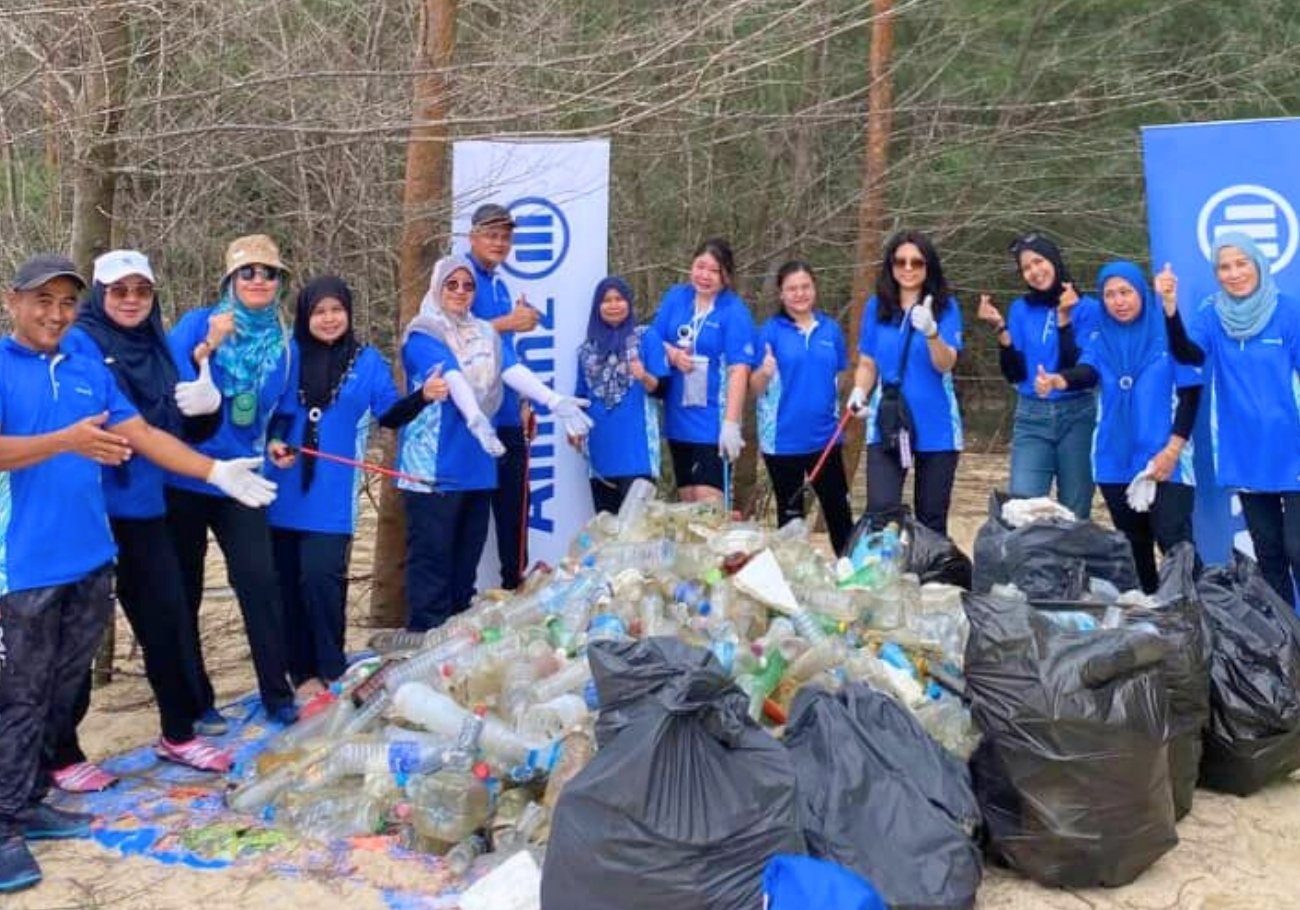 Allianz employees take action on World Cleanup Day