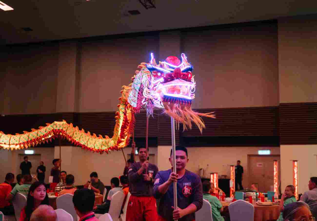 Immerse yourself in the festive spirit at IOI Mall! Lush decorations, energetic crowds, and a vibrant atmosphere mark the "Leap of Spring" CNY celebrations, featuring thrilling shows, enticing promotions, and cherished moments.