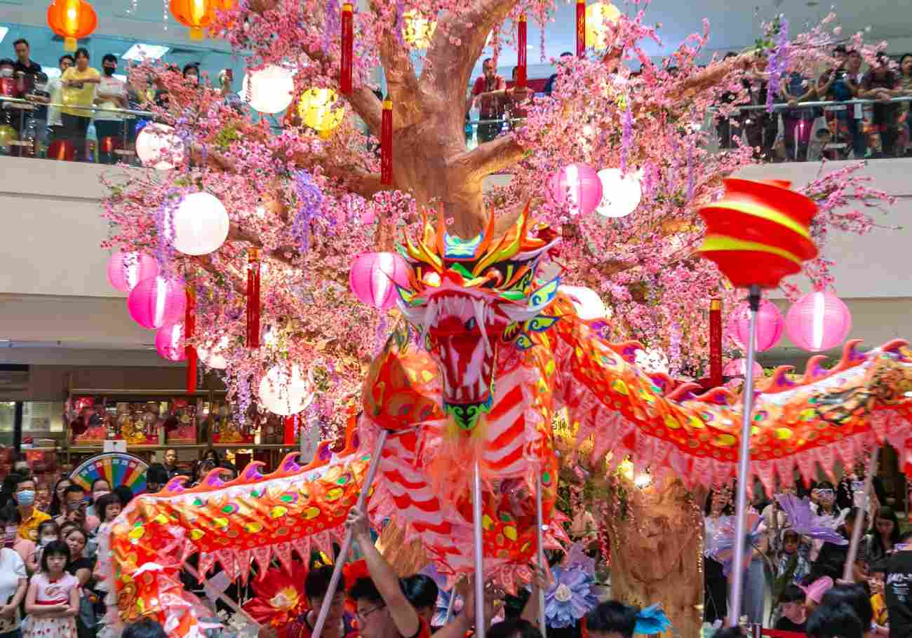 Ipoh Parade shopping centre welcomes visitors with a stunning Chinese-themed "Fantasy Garden" landscape, creating an enchanting visual experience for shoppers.