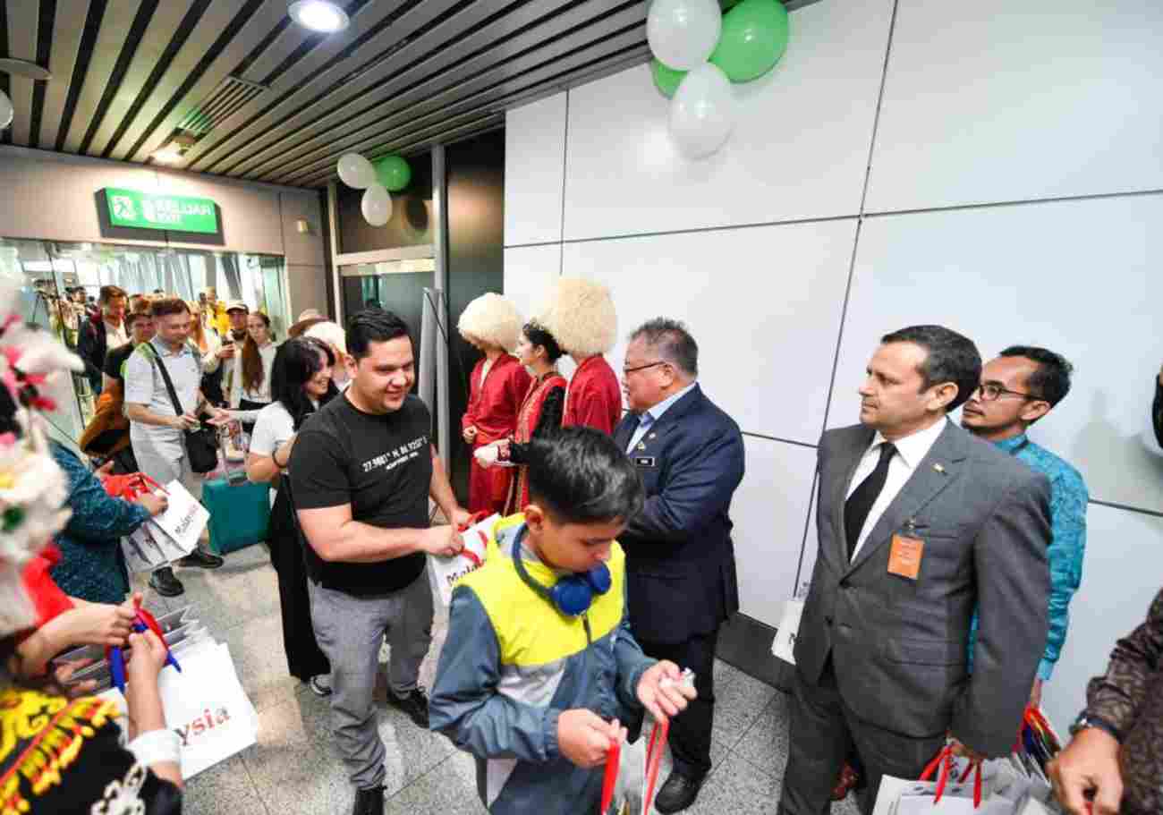 The arrival of the inaugural Turkmenistan Airlines flight from Ashgabat marked a significant occasion for Malaysian tourism. 