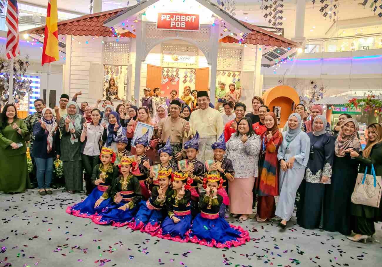 The Curve: Raya with nostalgic 'Kiriman Raya' theme
