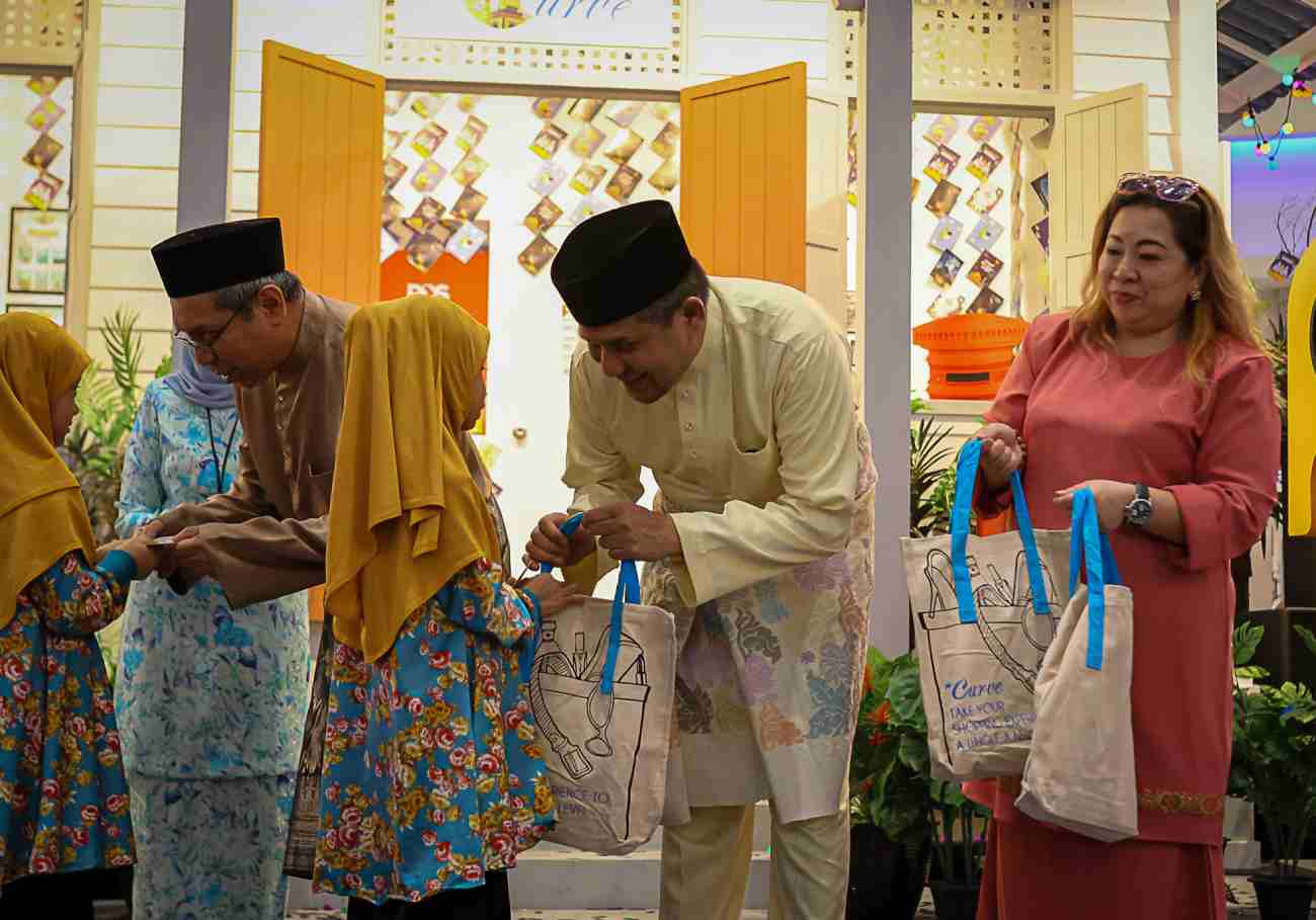 The Curve: Raya with nostalgic 'Kiriman Raya' theme