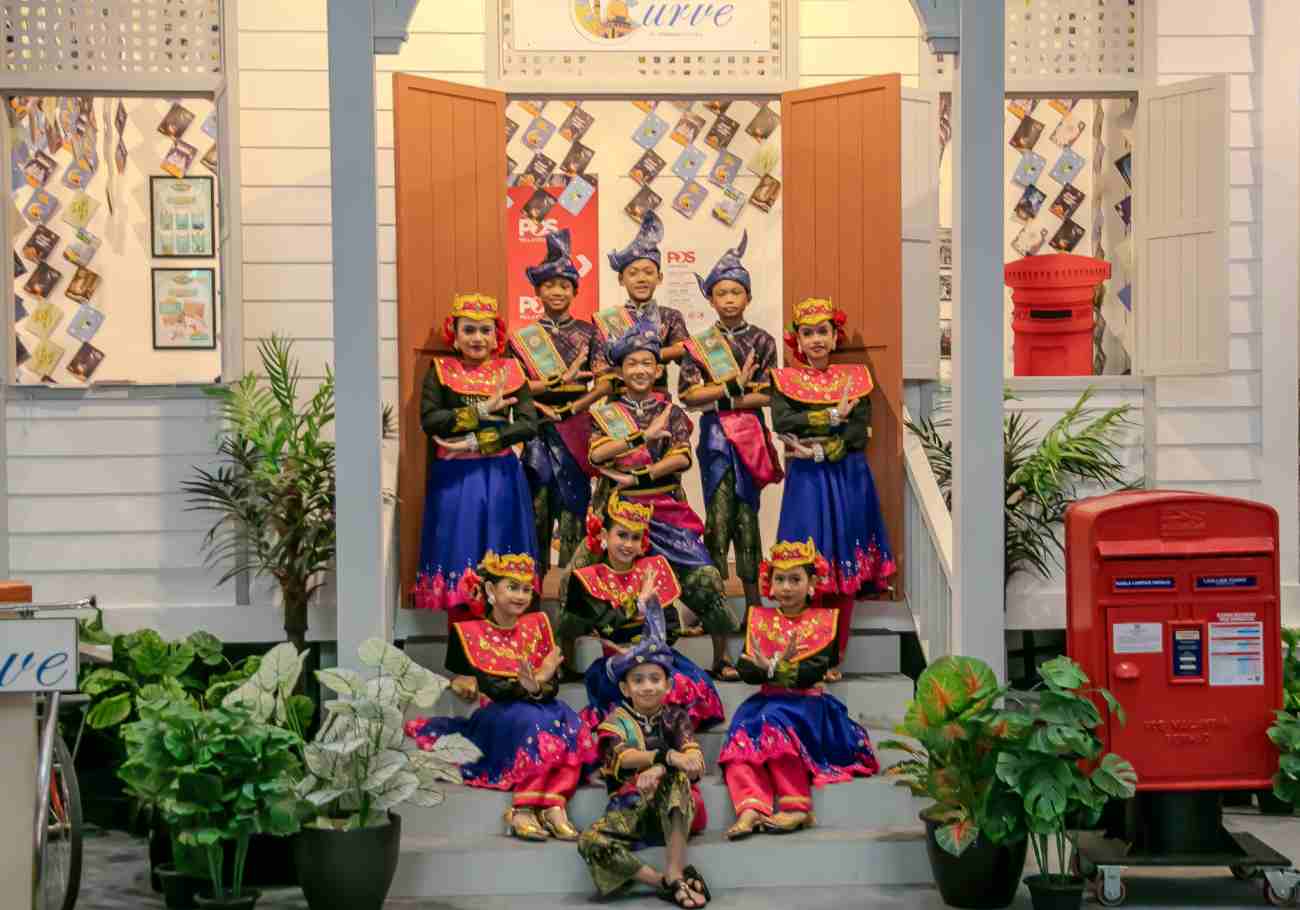 The Curve: Raya with nostalgic 'Kiriman Raya' theme