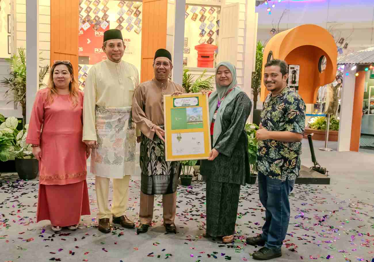 The Curve: Raya with nostalgic 'Kiriman Raya' theme