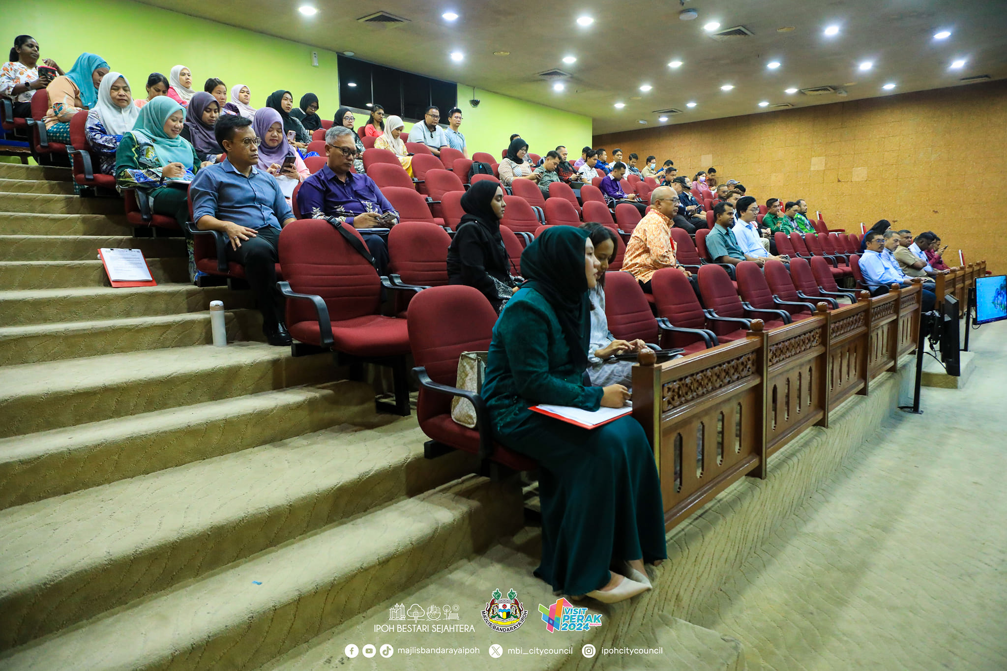 The Ipoh City Council, taking a bold step towards sustainable development, has organized its first 2027 Doughnut Economic City of Ipoh town hall session for 2024. 