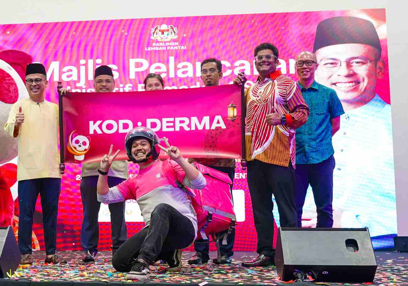 foodpanda distributes food baskets for Ramadan