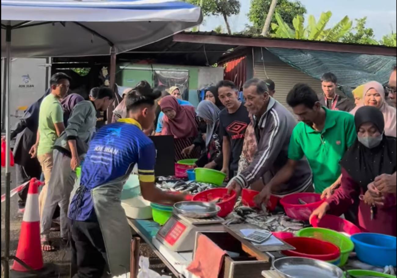 Jon Tikam Batu’s 20 sen fish sale feeds the community