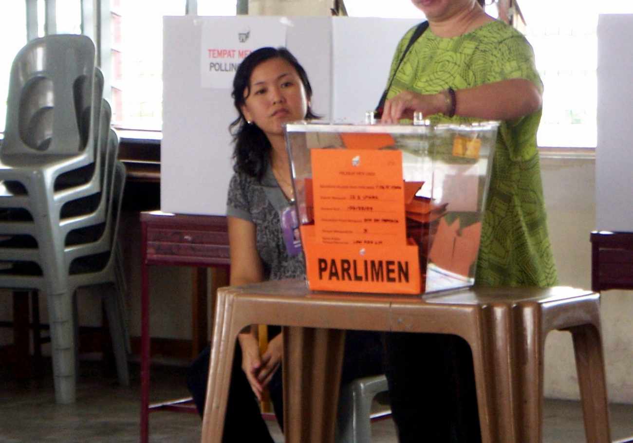 Tindak Malaysia volunteer trains polling staff in action.