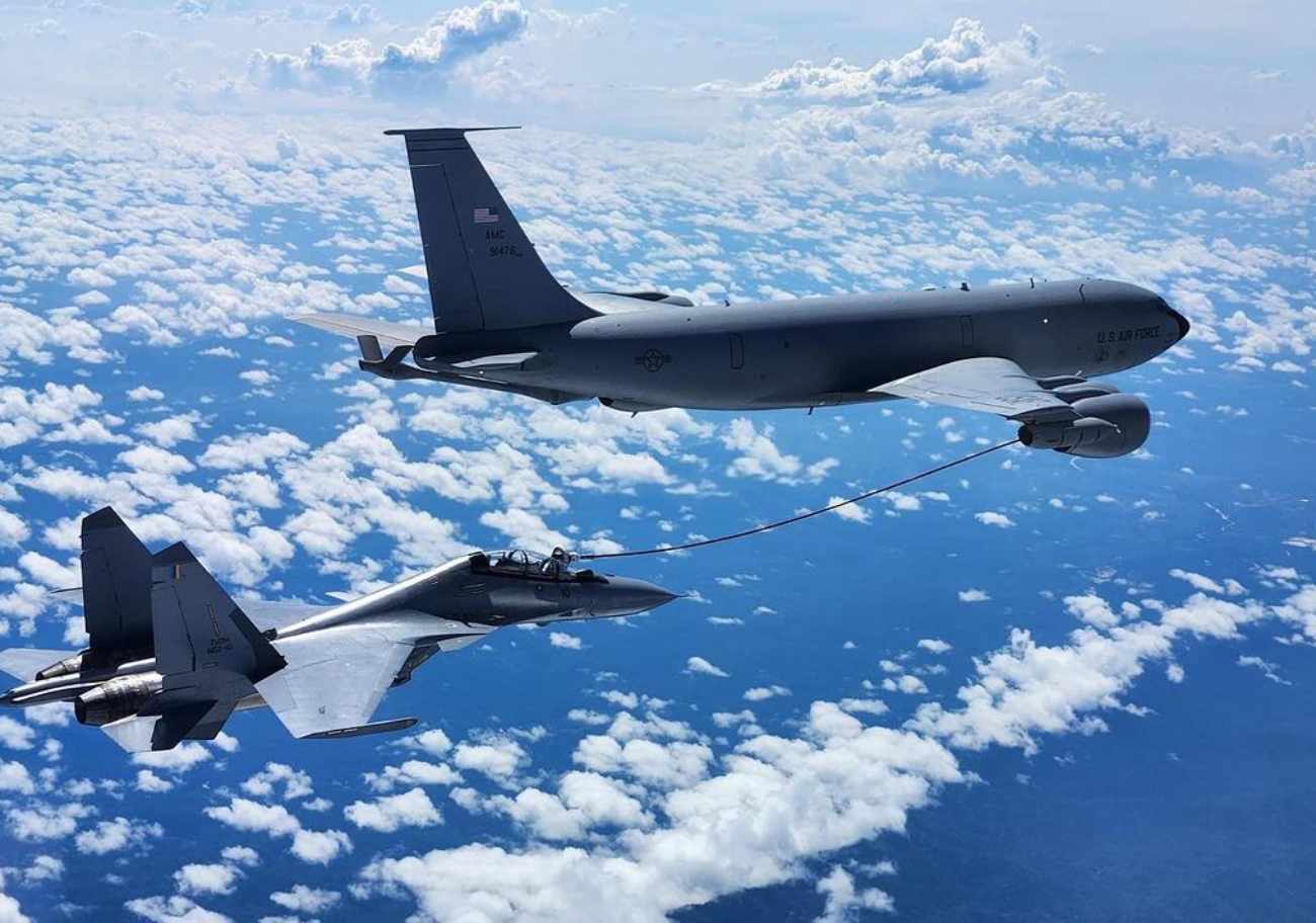RMAF’s Sukhoi SU-30MKM refuels midair with U.S. aircraft