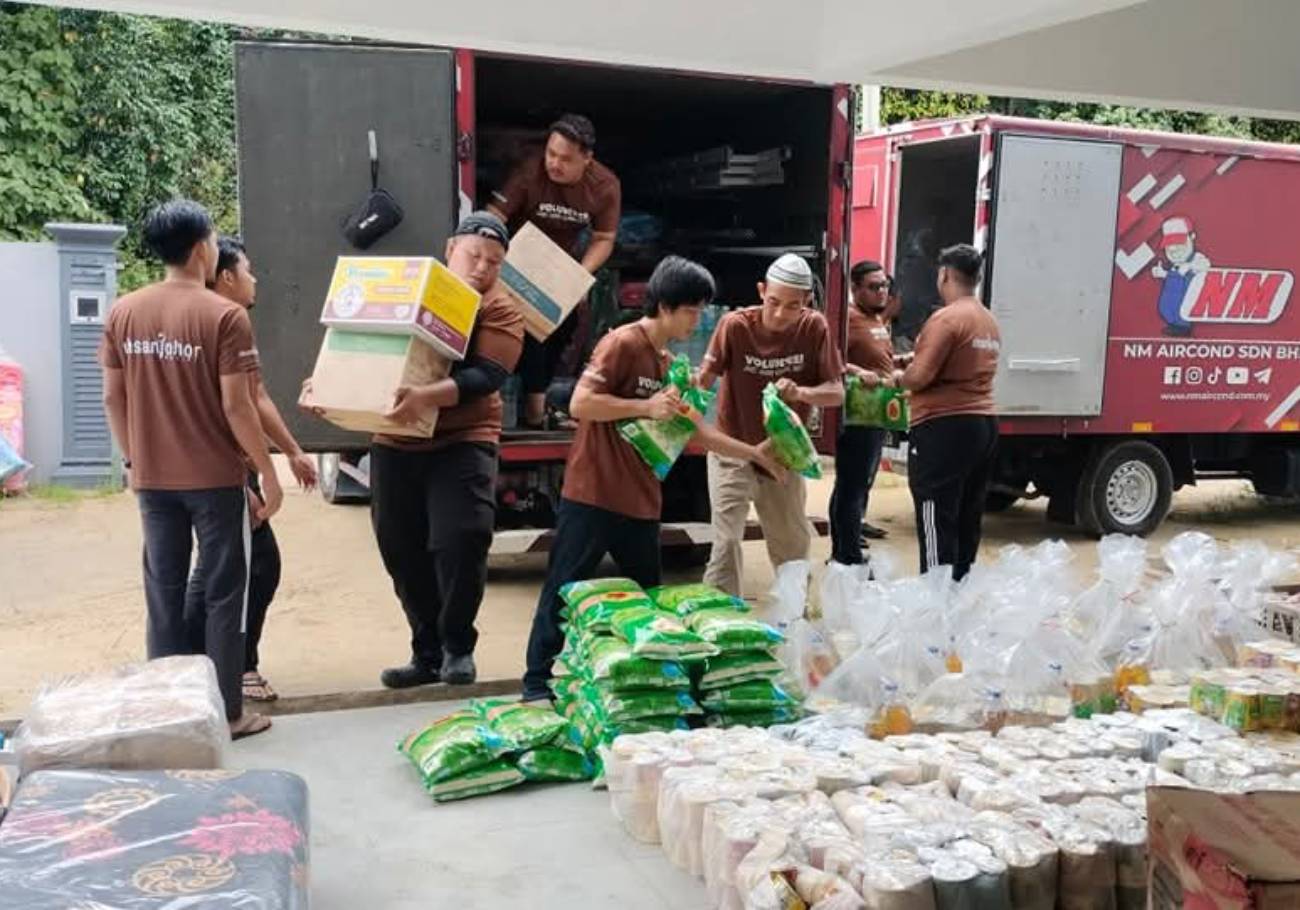 Yayasan Suria and Ihsan Johor aid Kelantan flood victims